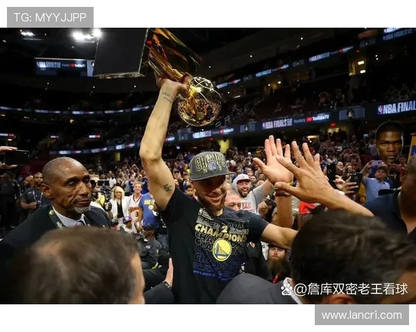 库里对管理层失去耐心 与格林主动推动佩顿续约成为焦点 库里对管理层失去耐心 与格林主动推动佩顿续约成为焦点