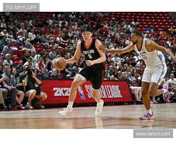 杨瀚森首秀拿下2分1篮板 开拓者不敌森林狼遗憾告负