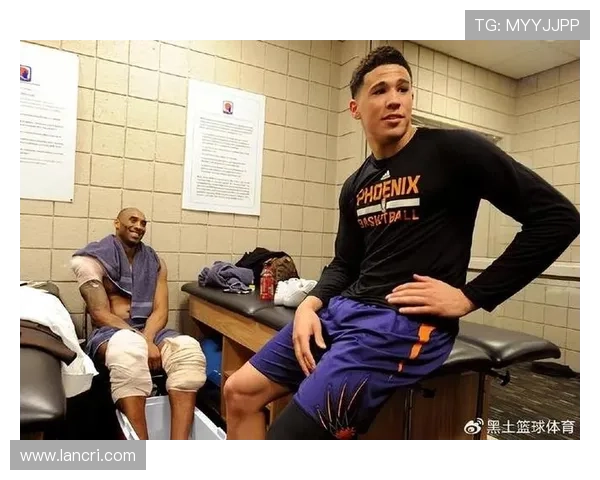 布克谈球队信任建立过程强调夏季训练的重要性与团队凝聚力