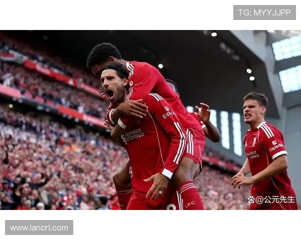 阿森纳球员提前布局拦截战术在中场线前的精彩表现